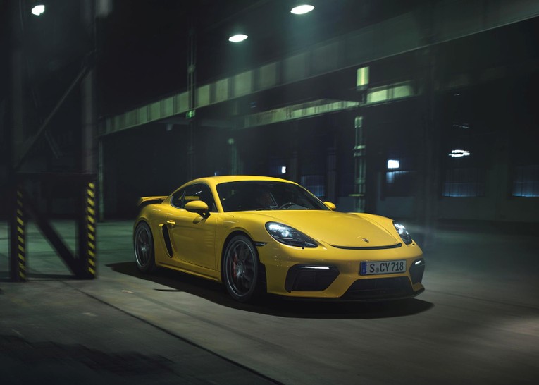 9. Porsche 718 Cayman GT4 (thời gian tăng tốc từ 0-96 km/h: 4,4 gi&acirc;y): Sức mạnh của chiếc xe đến từ động cơ 6 xy-lanh 4.0L tăng &aacute;p v&agrave; tốc độ tối đa l&ecirc;n đến 8.000 v&ograve;ng/ph&uacute;t.