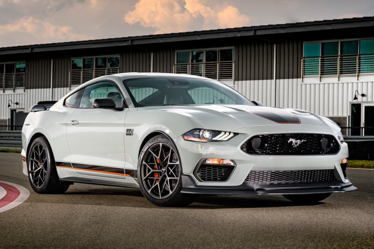 8. Ford Mustang Mach 1 (thời gian tăng tốc từ 0-96 km/h: 4,3 gi&acirc;y): Được trang bị động cơ V8 5.0 l&iacute;t 480 m&atilde; lực kết hợp với hộp số s&agrave;n s&aacute;u cấp.