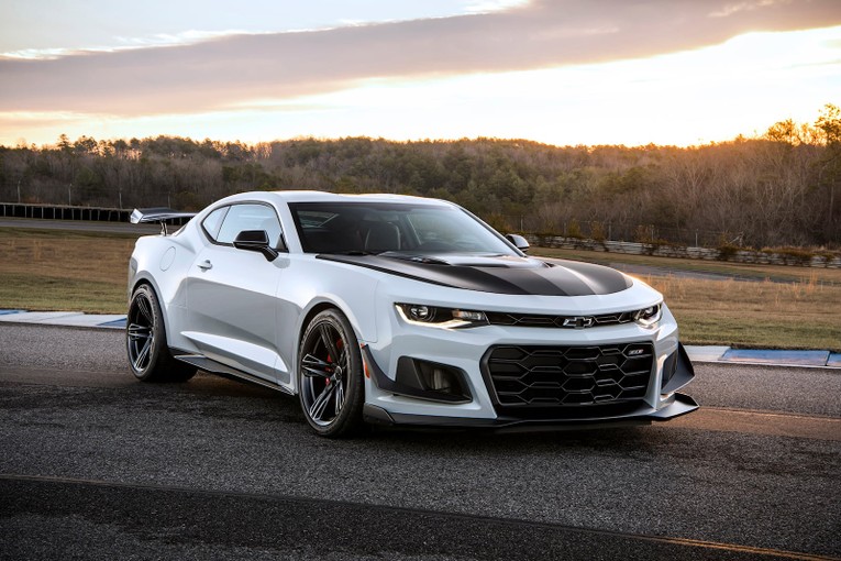 2. Chevrolet Camaro ZL1 (thời gian tăng tốc từ 0-96 km/h: 3,7 gi&acirc;y): Mẫu xe đ&aacute;ng đồng tiền được trang bị động cơ tăng &aacute;p 6,2 l&iacute;t V8 c&ocirc;ng suất 650 m&atilde; lực.