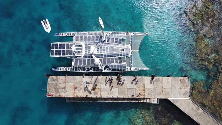 Khởi h&agrave;nh từ cảng qu&ecirc; hương Saint-Malo (Ph&aacute;p) v&agrave;o năm 2017, Energy Observer đ&atilde; đi hơn 50.000 hải l&yacute;, thực hiện 72 lần dừng ch&acirc;n, trong đ&oacute; c&oacute; 16 lần tổ chức l&agrave;ng gi&aacute;o dục lưu động v&agrave; đến thăm hơn 40 quốc gia.