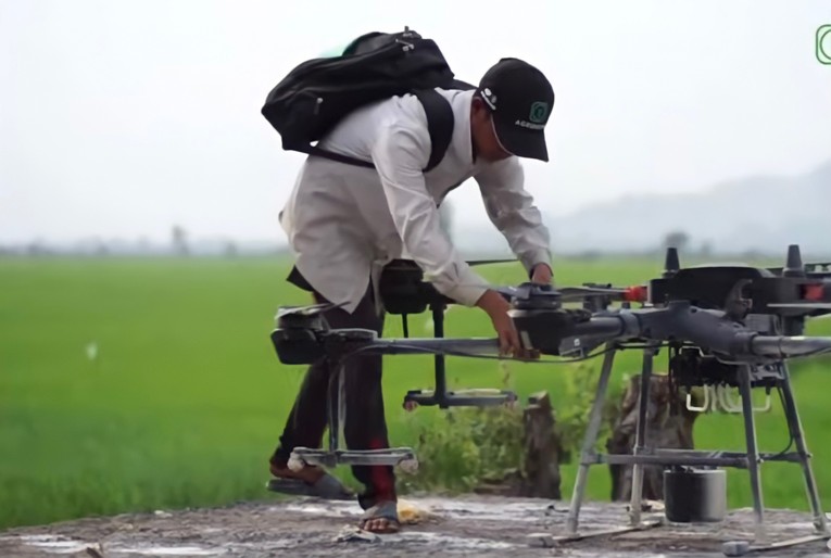 M&aacute;y bay kh&ocirc;ng người l&aacute;i phục vụ hệ thống tưới ti&ecirc;u.