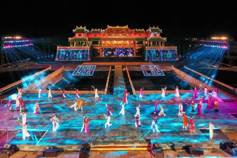 Nhiều tiết mục nghệ thuật được d&agrave;n dựng quy m&ocirc;, c&ocirc;ng phu, thể hiện được những n&eacute;t ri&ecirc;ng về Huế v&agrave; sự hội nhập ph&aacute;t triển. Ảnh: VGP