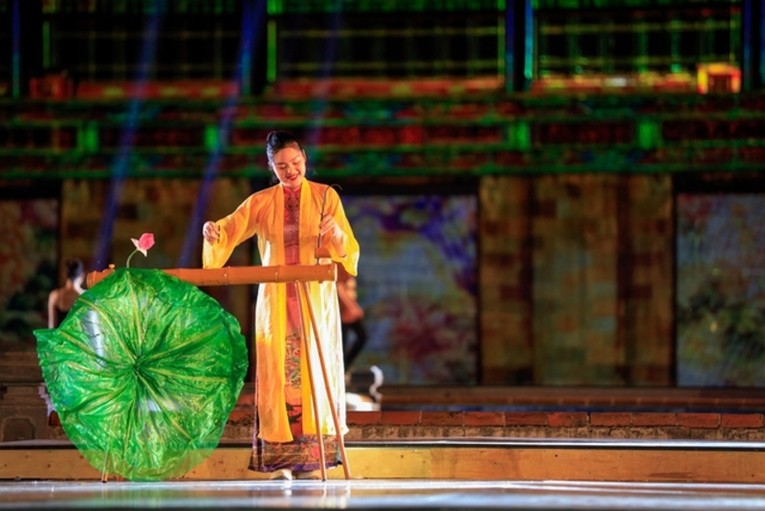 Nghệ sĩ biểu diễn kết hợp với tr&igrave;nh diễn thời trang &aacute;o d&agrave;i độc đ&aacute;o. Ảnh: VGP.