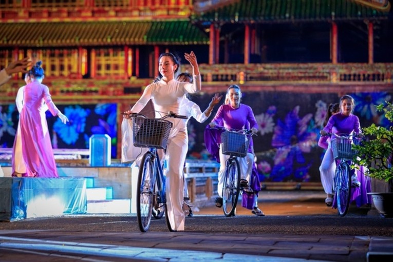 Tr&igrave;nh diễn &aacute;o d&agrave;i tại Festival Huế 2022. Ảnh: VGP.