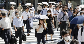 Người Nhật vẫn đeo khẩu trang dù đã nới lỏng phòng dịch