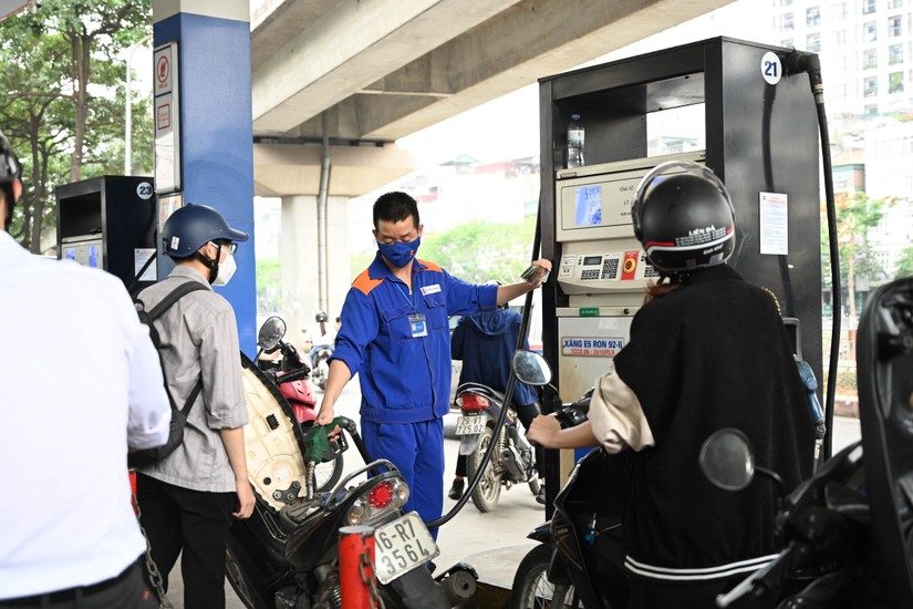 CPI b&igrave;nh qu&acirc;n qu&yacute; II/2022 tăng 2,96% do gi&aacute; xăng dầu tăng cao. Ảnh: Qu&aacute;ch Sơn.