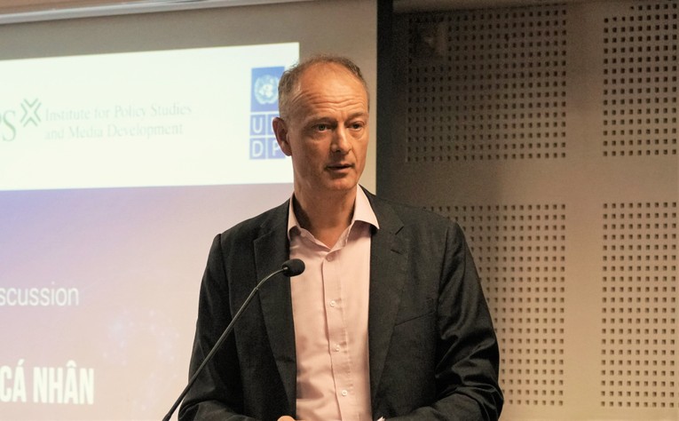 &Ocirc;ng Patrick Haverman, Ph&oacute; trưởng đại diện thường tr&uacute; của UNDP tại Việt Nam ph&aacute;t biểu tại tọa đ&agrave;m. Ảnh: UNDP Việt Nam.