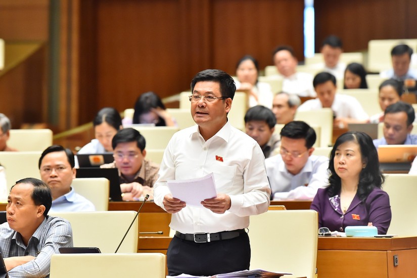Bộ trưởng Nguyễn Hồng Di&ecirc;n giải tr&igrave;nh trước Quốc hội.