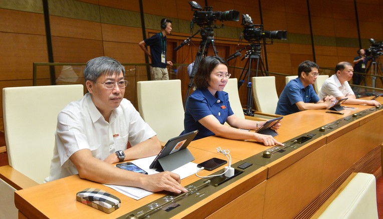 C&aacute;c đại biểu th&ocirc;ng qua Nghị quyết.