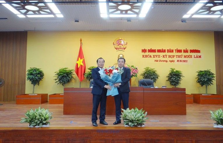 Ủy vi&ecirc;n Trung ương Đảng, B&iacute; thư Tỉnh ủy Hải Dương Trần Đức Thắng tặng hoa ch&uacute;c mừng &ocirc;ng L&ecirc; Văn Hiệu.