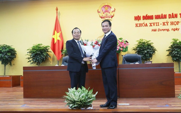 Ph&oacute; B&iacute; thư Tỉnh ủy, Chủ tịch UBND tỉnh Hải Dương Triệu Thế H&ugrave;ng tặng hoa ch&uacute;c mừng &ocirc;ng L&ecirc; Văn Hiệu.