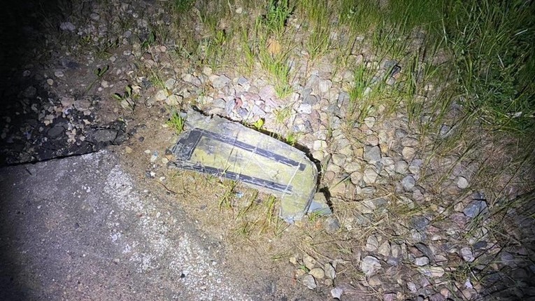 Mảnh vỡ UAV tại khu vực Smolensk của Nga ng&agrave;y 2/6. Ảnh: Vasyly Anokhi/Telegram