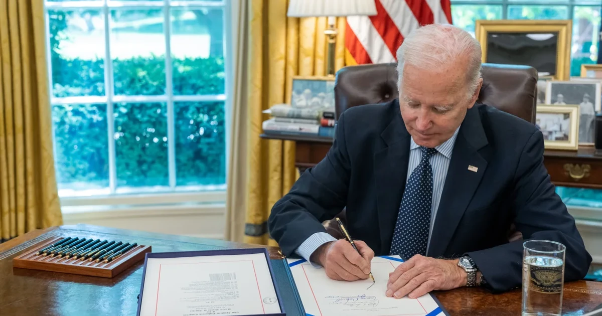 Tổng thống Mỹ ký luật về trần nợ công, ngăn thảm họa vỡ nợ
