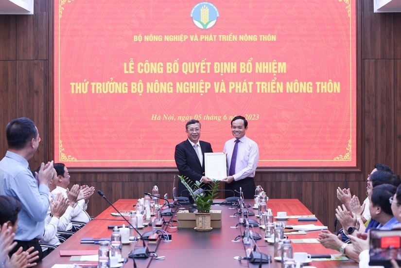 Ph&oacute; Thủ tướng Trần Lưu Quang trao quyết định bổ nhiệm Thứ trưởng Bộ N&ocirc;ng nghiệp v&agrave; Ph&aacute;t triển n&ocirc;ng th&ocirc;n cho &ocirc;ng Ho&agrave;ng Trung.