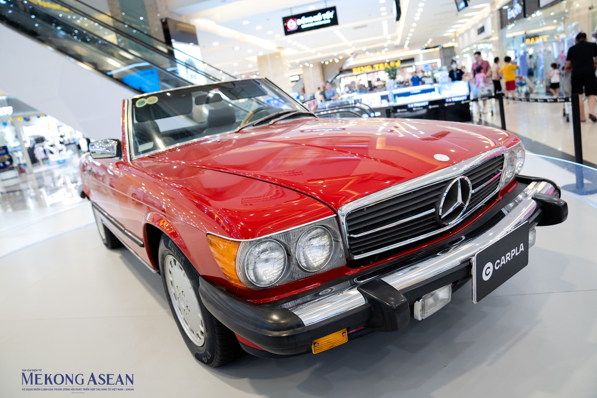 Mercedes-Benz 560SL Đời 1984. Thể hiện sức mạnh nước Đức, biểu tượng của thể thao v&agrave; quyền thế. Được lấy cảm hứng từ chiếc xe đua 300SL nổi tiếng, 560SL l&agrave; sự c&acirc;n bằng giữa vẻ ngo&agrave;i sang trọng vượt thời gian v&agrave; c&ocirc;ng suất mạnh mẽ, trở th&agrave;nh một trong những mẫu xe sang kinh điển đến từ nước Đức, đại diện cho thập kỷ 80.