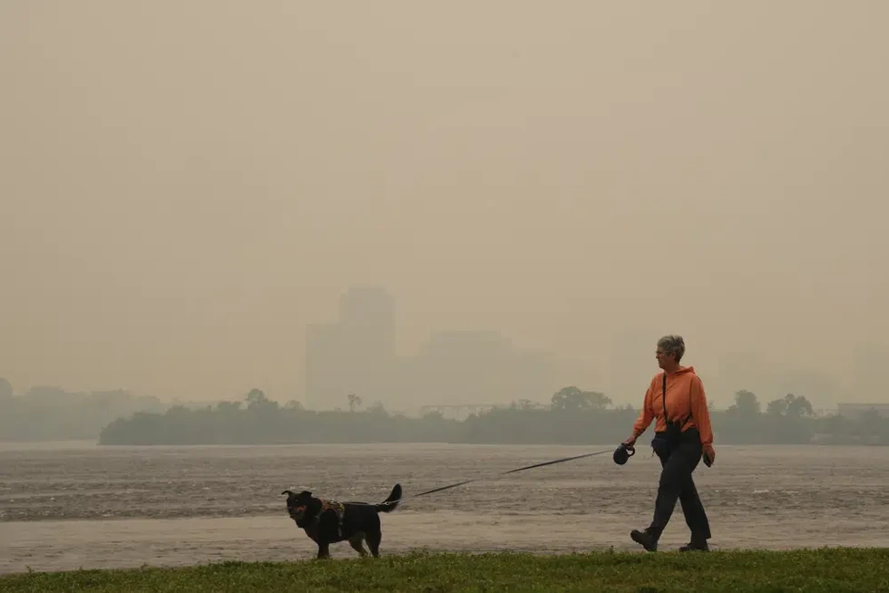 Chất lượng kh&ocirc;ng kh&iacute; tại Ottawa, Canada cũng suy giảm do c&aacute;c đ&aacute;m ch&aacute;y rừng từ Quebec. Ảnh: AP