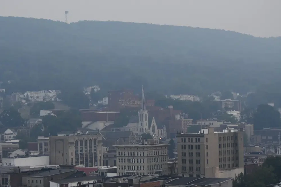 Kh&oacute;i m&ugrave; do ch&aacute;y rừng xuất hiện tại th&agrave;nh phố Pottsville bang Pennsylvania, Mỹ ng&agrave;y 6/6. Ảnh: AP