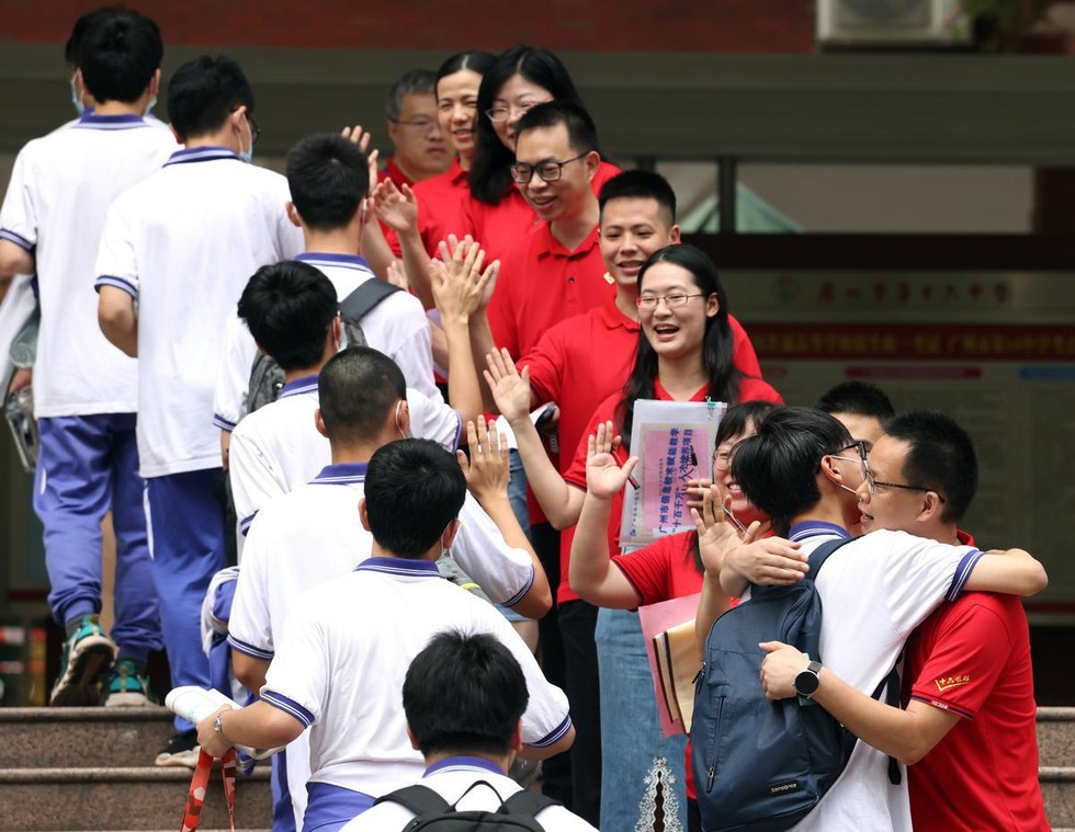 C&aacute;c học sinh tham gia kỳ thi tuyển sinh đại học năm 2023 tại Quảng Ch&acirc;u, Quảng Đ&ocirc;ng, Trung Quốc nhận được sự cổ vũ trước khi v&agrave;o ph&ograve;ng thi ng&agrave;y 7/6. Ảnh: China Daily