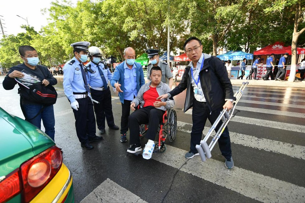 Học sinh tại Ninh Hạ, Trung Quốc nhận được sự gi&uacute;p đỡ từ mọi người khi tới tham gia cao khảo ng&agrave;y 7/6. Ảnh: China Daily