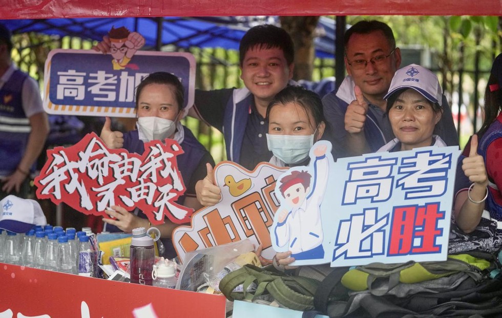 Những biểu ngữ cổ vũ học sinh tham gia cao khảo tại Tam &Aacute;, Hải Nam ng&agrave;y 7/6. Ảnh: China Daily