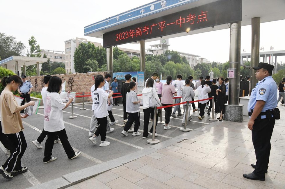 Học sinh tới tham gia cao khảo tại một điểm thi ở H&agrave;m Đan, H&agrave; Bắc, Trung Quốc ng&agrave;y 7/6. Ảnh: China Daily