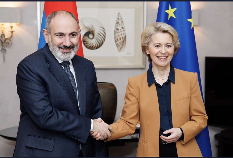 Chủ tịch Ủy ban Ch&acirc;u &Acirc;u Ursula Von der Leyen c&ugrave;ng Thủ tướng Armenia Nikol Pashinyan. Ảnh: Armenpress