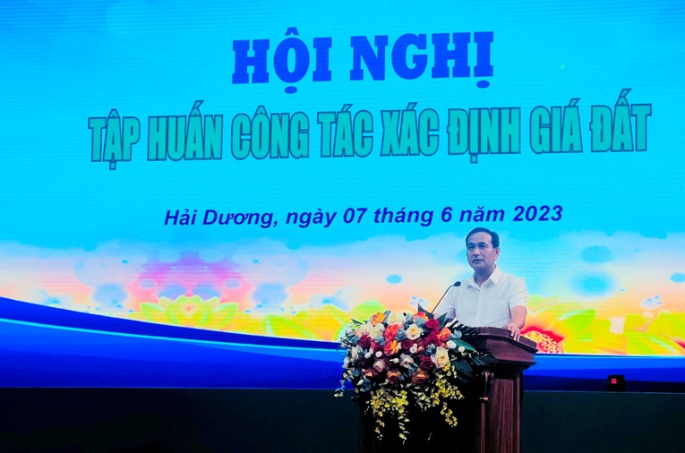 Ph&oacute; Chủ tịch Thường trực UBND tỉnh Hải Dương Lưu Văn Bản ph&aacute;t biểu tại hội nghị.