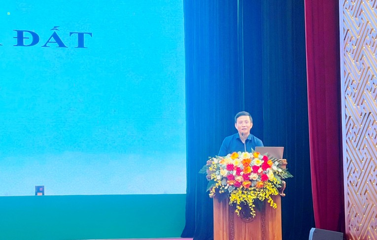 &Ocirc;ng Cao Đại Nghĩa, Ph&oacute; Trưởng ph&ograve;ng Gi&aacute; đất (Cục Quy hoạch v&agrave; Ph&aacute;t triển t&agrave;i nguy&ecirc;n đất, Bộ T&agrave;i nguy&ecirc;n v&agrave; M&ocirc;i trường) n&ecirc;u b&aacute;o c&aacute;o chuy&ecirc;n đề tại hội nghị.