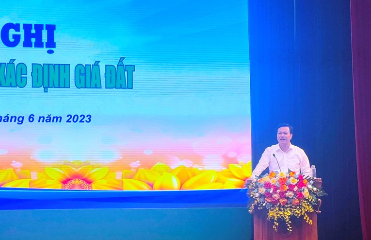 Gi&aacute;m đốc Sở T&agrave;i nguy&ecirc;n v&agrave; M&ocirc;i trường tỉnh Hải Dương Ho&agrave;ng Văn Thực ph&aacute;t biểu tại hội nghị.