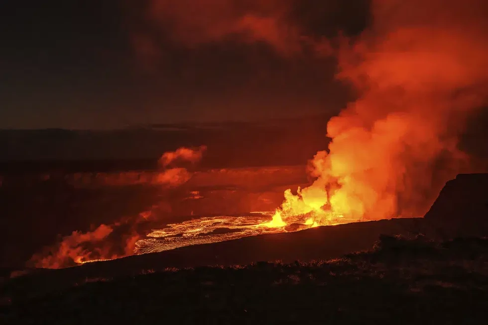 Dung nham phun tr&agrave;o từ miệng n&uacute;i lửa Kilauea, Hawaii ng&agrave;y 7/6. Ảnh: National Park Service