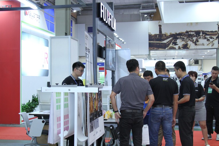 Gian h&agrave;ng trưng b&agrave;y c&aacute;c sản phẩm m&aacute;y in ấn của Fujifilm Business Innovation Vietnam tại triển l&atilde;m.