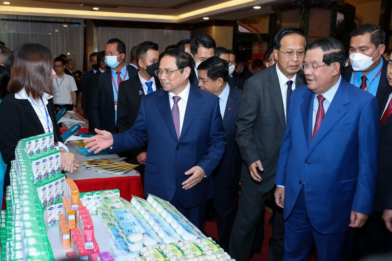 Thủ tướng Phạm Minh Ch&iacute;nh thăm gian h&agrave;ng của Angkormilk tại Diễn đ&agrave;n X&uacute;c tiến Đầu tư v&agrave; Thương mại Việt Nam &ndash; Campuchia 2022