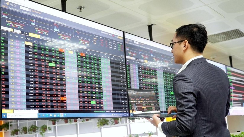 VN-Index đ&oacute;ng cửa với 1107.53, tăng 6.21 điểm (+0.56%) so với tham chiếu.