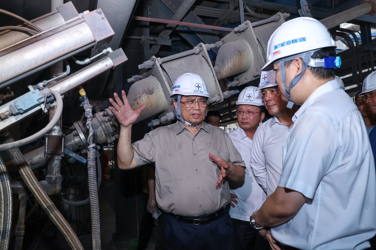 Thủ tướng Phạm Minh Ch&iacute;nh y&ecirc;u cầu c&ocirc;ng ty r&uacute;t kinh nghiệm trong chỉ đạo, điều h&agrave;nh v&agrave; vận h&agrave;nh m&aacute;y m&oacute;c, thiết bị, nh&agrave; m&aacute;y; kh&ocirc;ng đột ngột m&agrave; phải nhịp nh&agrave;ng tr&aacute;nh để xảy ra sự cố đ&aacute;ng tiếc. Ảnh: VGP