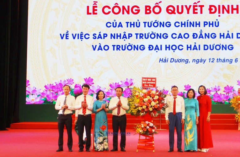 B&iacute; thư Tỉnh ủy Hải Dương Trần Đức Thắng tặng hoa ch&uacute;c mừng Trường Đại học Hải Dương đ&oacute;n nhận Quyết định của Thủ tướng Ch&iacute;nh phủ.