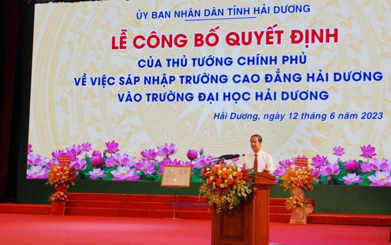 Bộ trưởng Bộ Gi&aacute;o dục v&agrave; tạo Nguyễn Kim Sơn ph&aacute;t biểu tại lễ c&ocirc;ng bố.