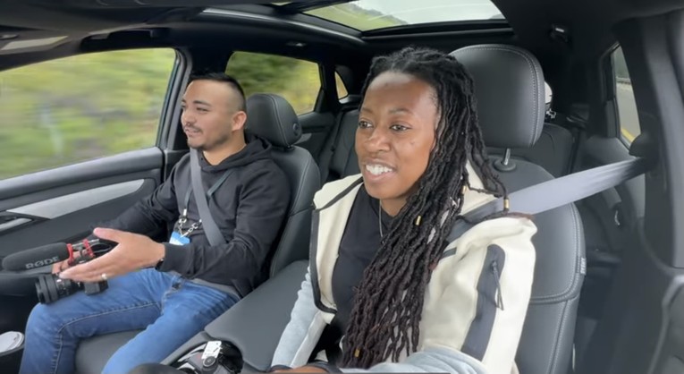 Nữ YouTuber Jervina (TechMe0ut) c&ugrave;ng đồng nghiệp th&iacute;ch th&uacute; khi l&aacute;i thử VinFast VF 8 (Ảnh chụp từ clip)