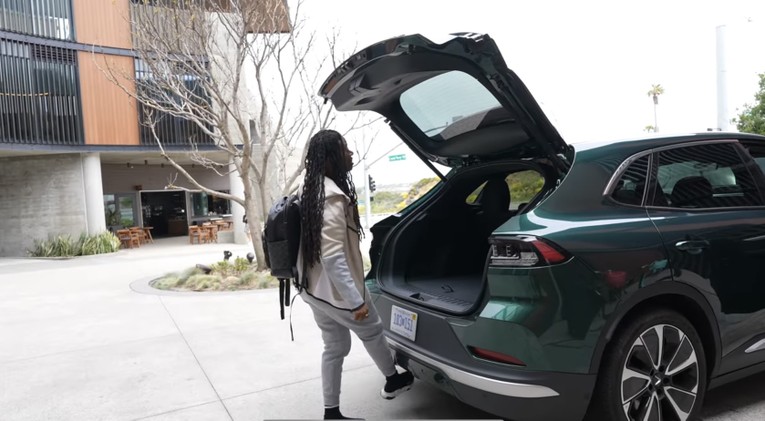 Jervina m&ocirc; tả t&iacute;nh năng mở/đ&oacute;ng cốp bằng cảm biến đ&aacute; ch&acirc;n (Ảnh chụp từ clip)