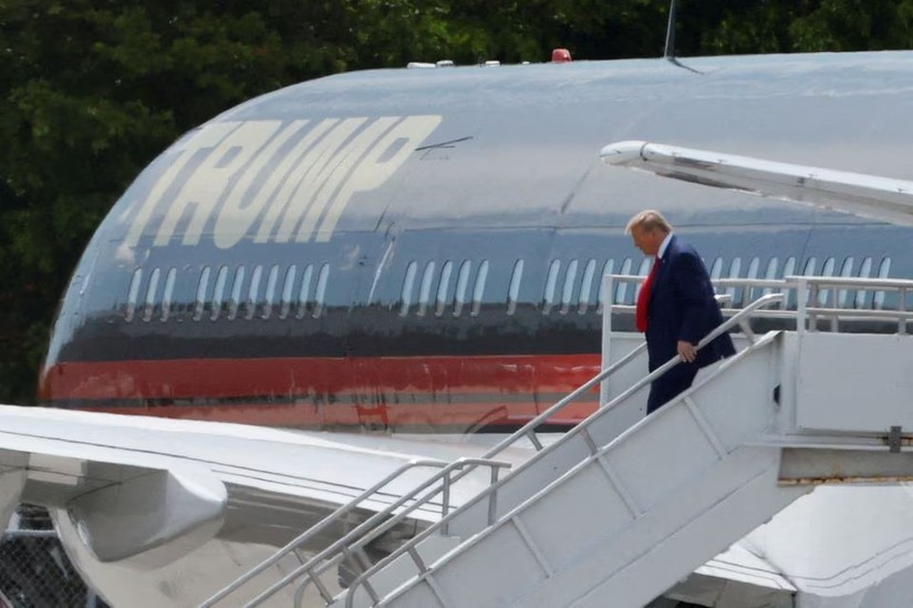 Cựu Tổng thống Mỹ Donald Trump xuất hiện tại S&acirc;n bay Quốc tế Miami ng&agrave;y 12/6 để chuẩn bị tr&igrave;nh diện trước t&ograve;a. Ảnh: Reuters