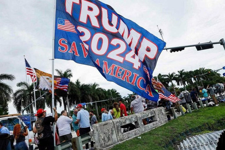 Những người ủng hộ Trump tập trung b&ecirc;n ngo&agrave;i khu nghỉ dưỡng Trump National Doral Miami ng&agrave;y 12/6. Ảnh: AFP