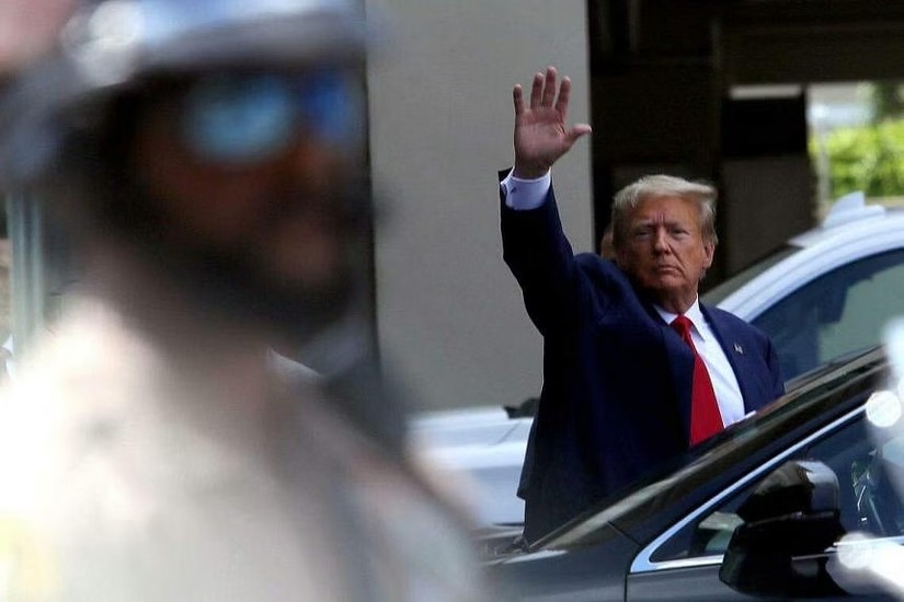 Cựu Tổng thống Mỹ Donald Trump xuất hiện tại Miami, Florida ng&agrave;y 13/6 để tr&igrave;nh diện trước t&ograve;a &aacute;n. Ảnh: AFP