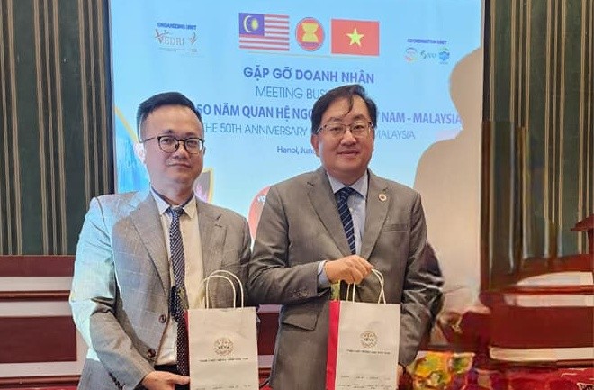 &Ocirc;ng Đinh Vĩnh Cường (tr&aacute;i) chụp h&igrave;nh kỷ niệm c&ugrave;ng Đại sứ Malaysia Dato&amp;amp;amp;apos; Tan Yang Thai.