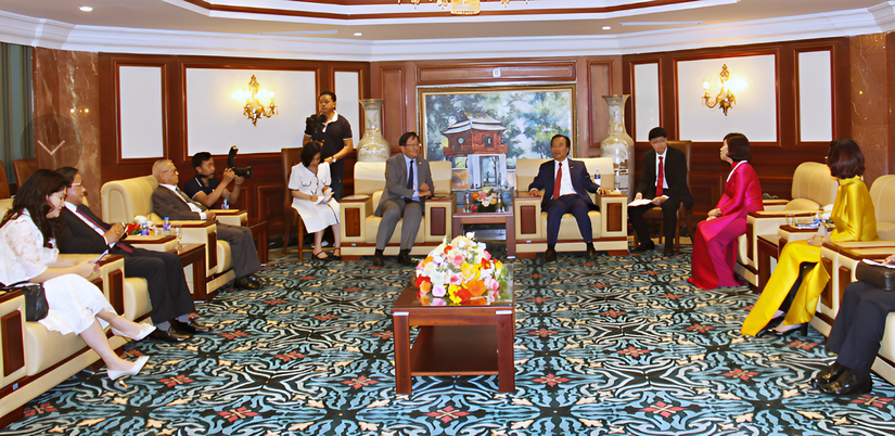 Buổi gặp mặt giữa c&aacute;c doanh nh&acirc;n Hội Hữu nghị Việt Nam &ndash; Malaysia với Đại sứ Malaysia Dato&amp;amp;apos; Tan Yang Thai. Ảnh: Phương Thảo.