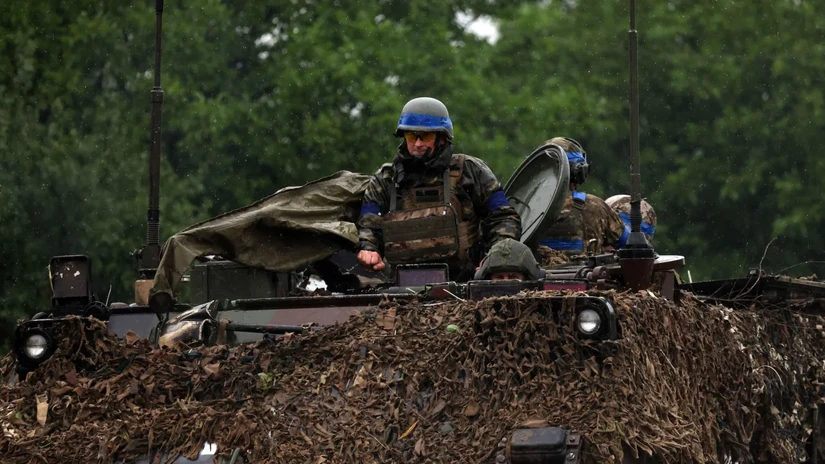 Binh sĩ Ukraine ngồi tr&ecirc;n xe bọc th&eacute;p chở qu&acirc;n ở v&ugrave;ng Zaporizhzhia, ng&agrave;y 11/6. Ảnh: AFP