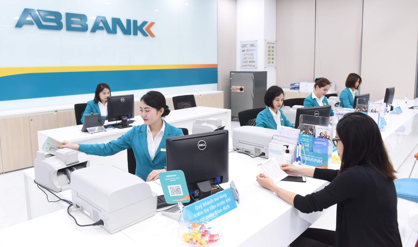 Vừa nhận cổ tức bằng cổ phiếu, l&atilde;nh đạo ABBank đăng k&yacute; tho&aacute;i vốn
