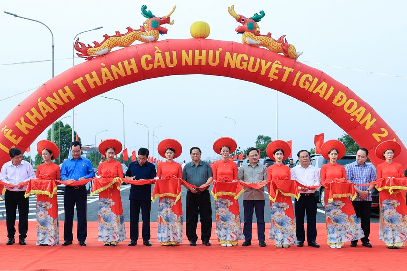 Thủ tướng Phạm Minh Ch&iacute;nh dự lễ kh&aacute;nh th&agrave;nh cầu Như Nguyệt giai đoạn 2 qua s&ocirc;ng Cầu, kết nối Bắc Ninh v&agrave; Bắc Giang, nằm tr&ecirc;n cao tốc H&agrave; Nội - Lạng Sơn. Ảnh: VGP