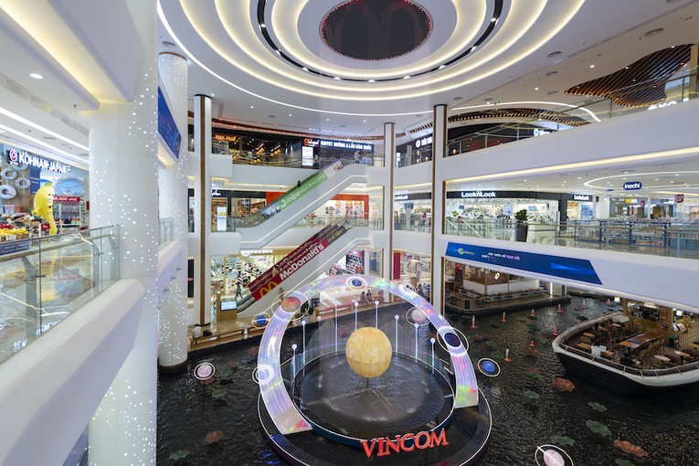 Vincom Mega Mall Smart City ti&ecirc;n phong mang đến m&agrave;n tr&igrave;nh diễn nhạc nước nghệ thuật tại th&aacute;c nước cầu vồng c&ocirc;ng nghệ trong nh&agrave; đầu ti&ecirc;n tại Việt Nam