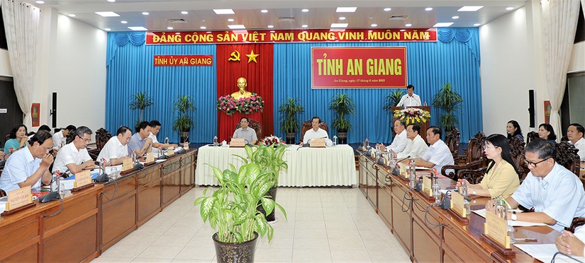 Thủ tướng Phạm Minh Ch&iacute;nh l&agrave;m việc với Ban Thường vụ Tỉnh ủy An Giang. Ảnh: B&aacute;o An Giang