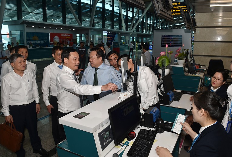 Ph&oacute; Thủ tướng Trần Lưu Quang trải nghiệm hệ thống ứng dụng thẻ căn cước c&ocirc;ng d&acirc;n gắn chip điện tử, Biometric nhận diện khu&ocirc;n mặt (facial ID) tại nh&agrave; ga T2. Ảnh: VGP