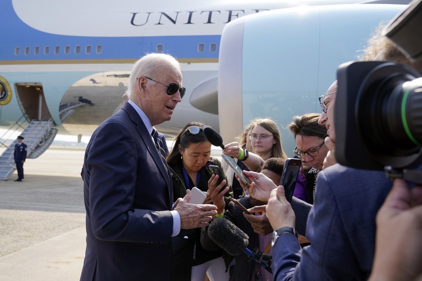 Tổng thống Mỹ Joe Biden trả lời truyền th&ocirc;ng ng&agrave;y 17/6 trước khi l&ecirc;n chuy&ecirc;n cơ Air Force One tại Căn cứ Kh&ocirc;ng qu&acirc;n Andrews, Maryland cho chuyến đi đến Philadelphia. Ảnh: AP